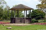 Muziektempel met nog grijs houtwerk en op de voorgrond de gerichtssteen.
<br/>
Gert-Jan Lobbes, 2018